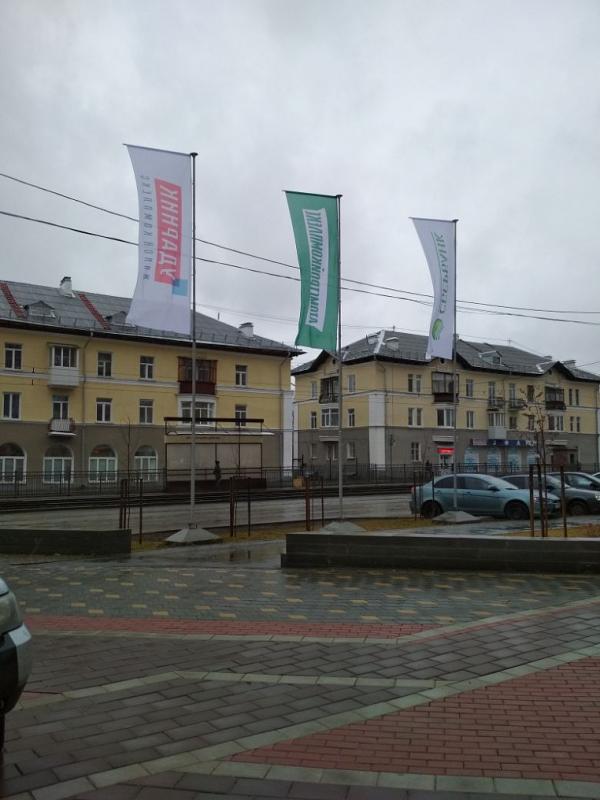 Поставка флагштоков, монтаж флагштоков на бетонные мобильные основания. Печать флагов