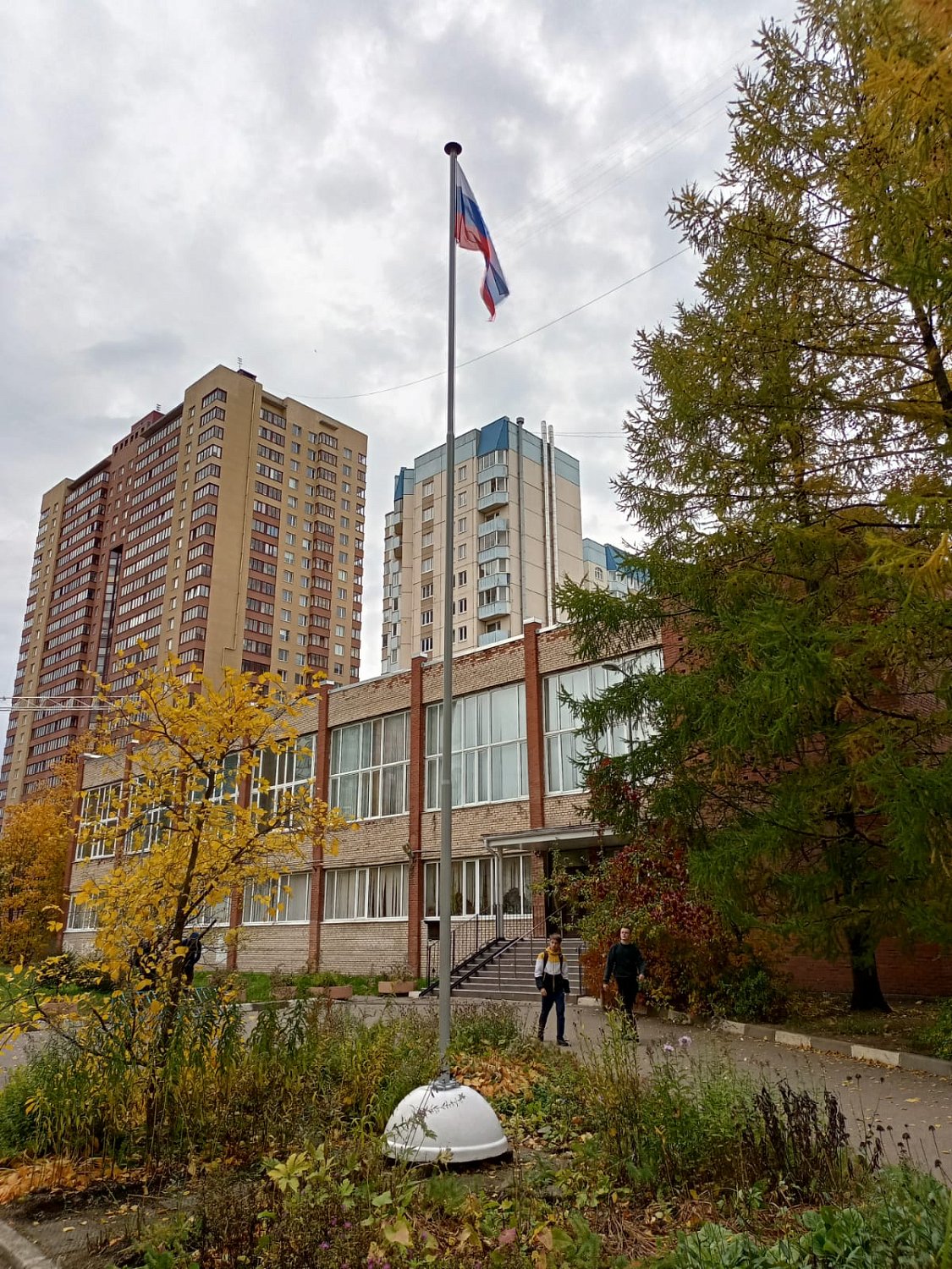 Установка флагштоков у учебных заведений 